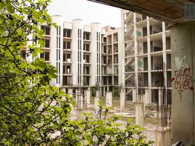 Giunti al primo piano ci affacciamo sul �giardino� che circonda la clinica, puntellato da alberi di fico cresciuti liberamente nel corso degli anni
